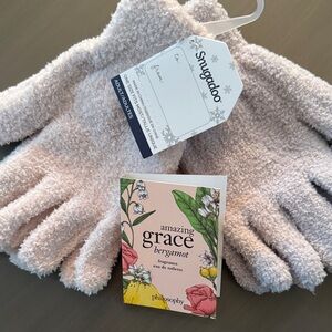 NWT 2 pairs cozy, soft Snugadoo stretchy gloves + philosophy fragrance sample